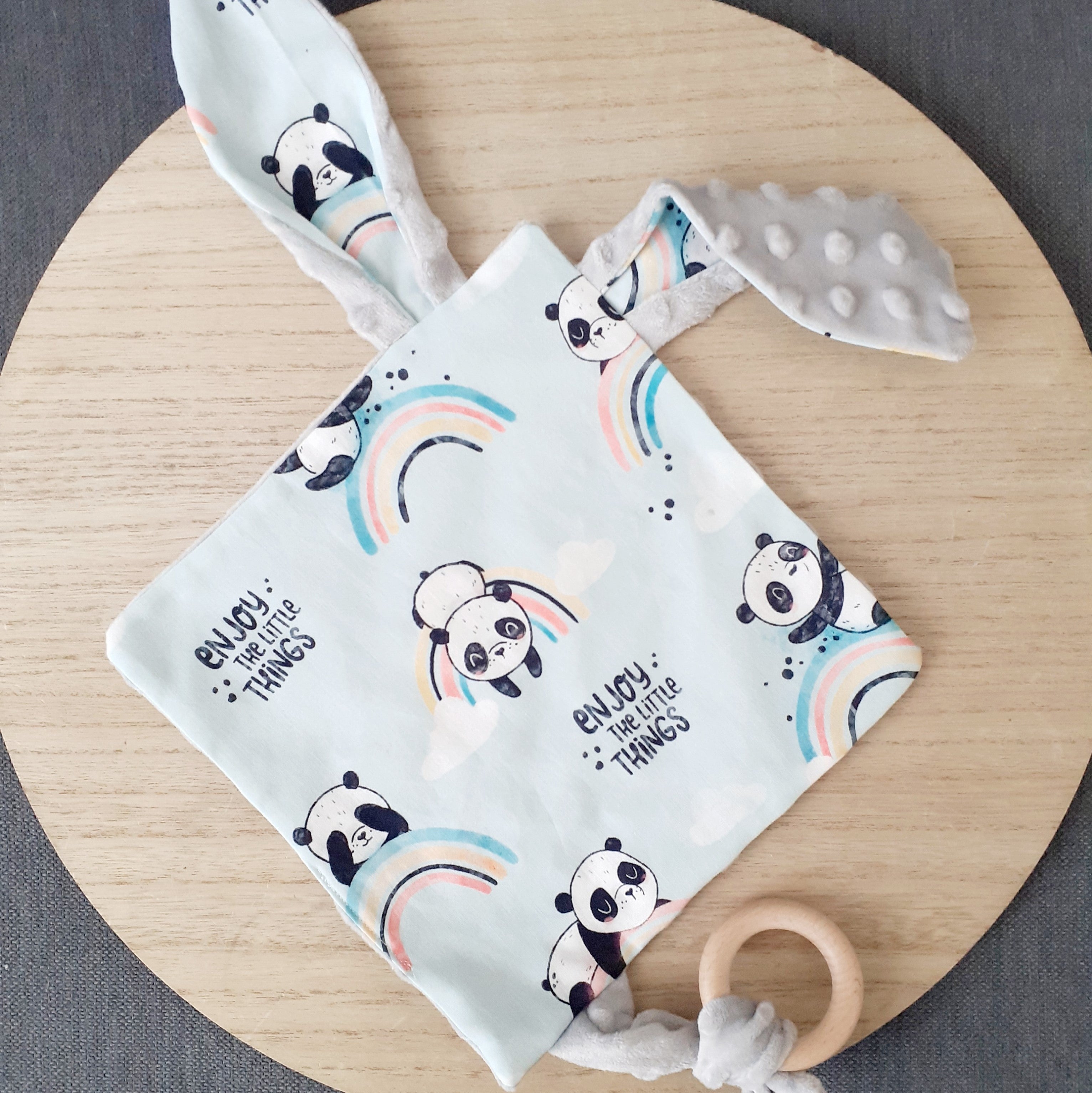 Le doudou panda arc-en-ciel