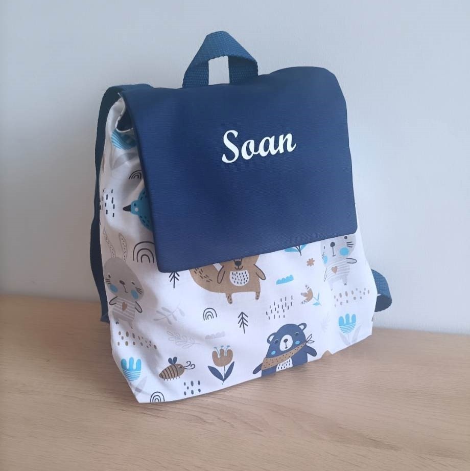 Le sac à dos ours bleu